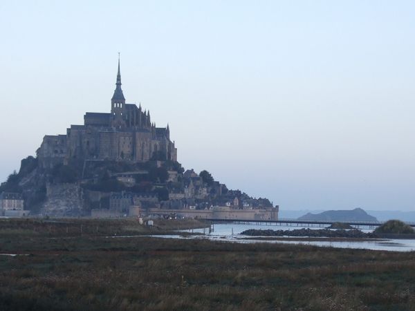 Au petit matin, partir vers le Mont à pied…