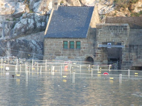 L’entrée est sous l’eau, sauf que maintenant il n’y a plus la digue pour permettre d’accéder !